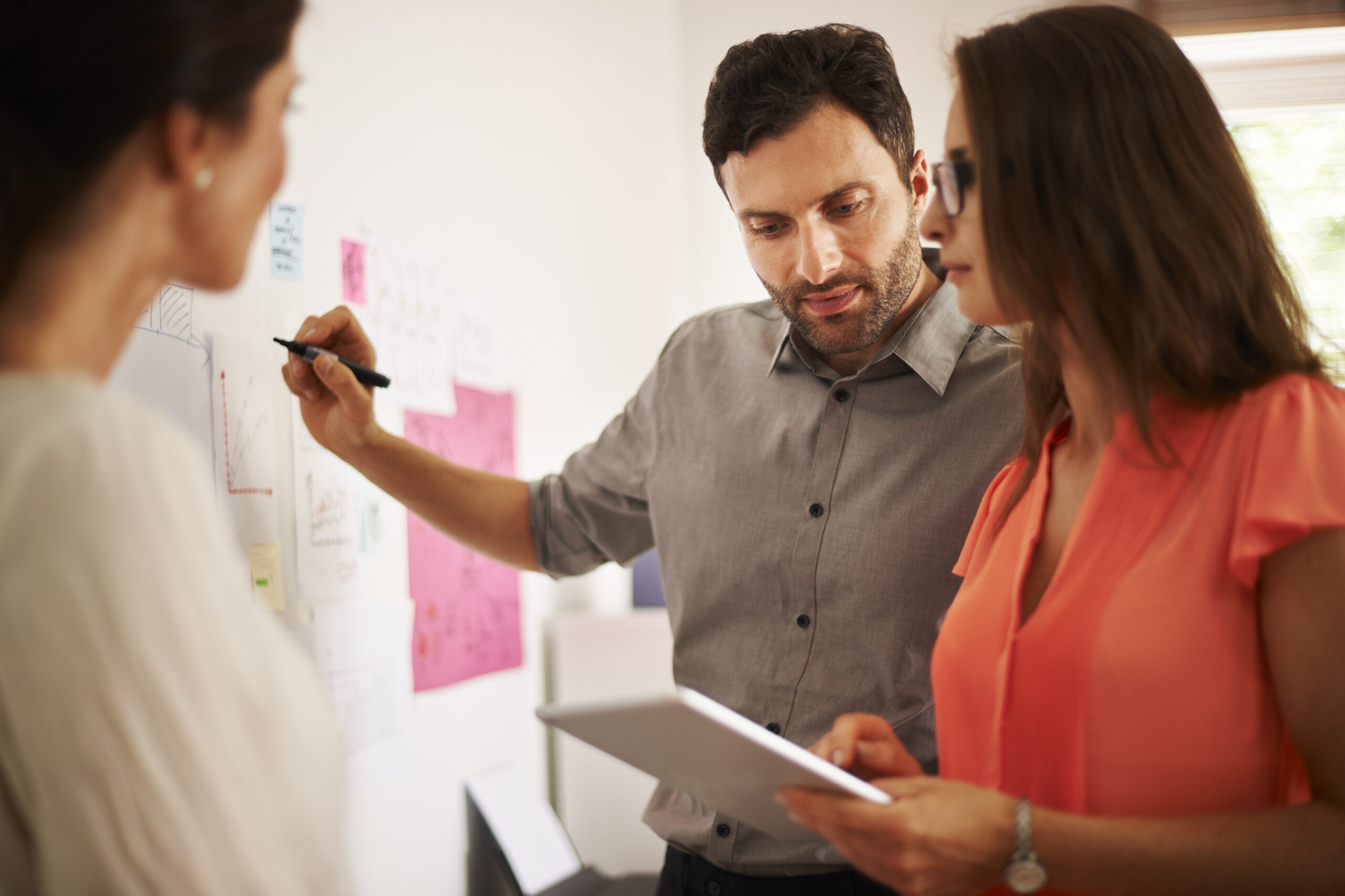 Equipo de trabajo discutiendo ideas en una dinámica de liderazgo con personas