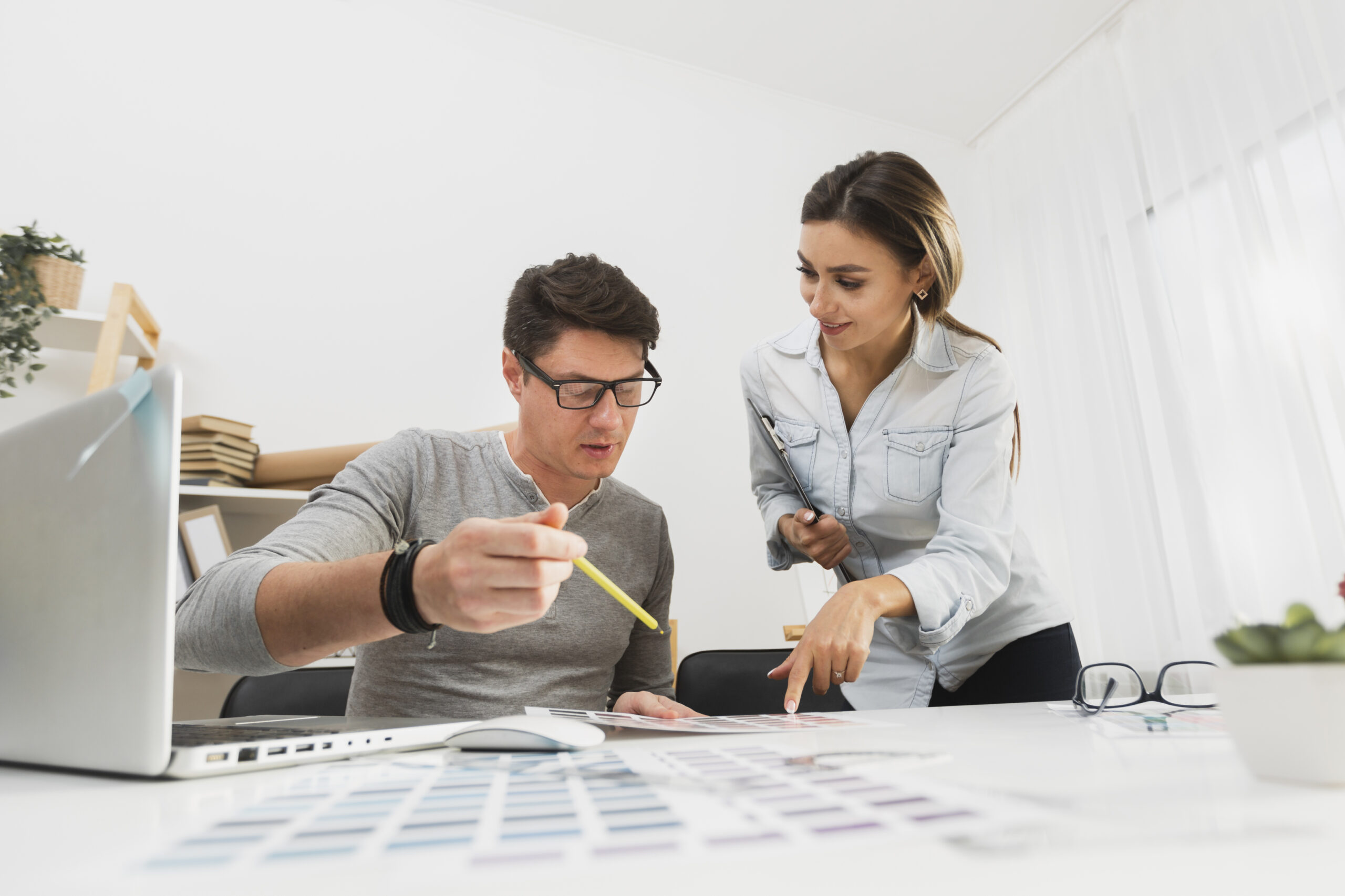 Dos colaboradores revisan en equipo cómo aplicar el rediseño del trabajo a un puesto