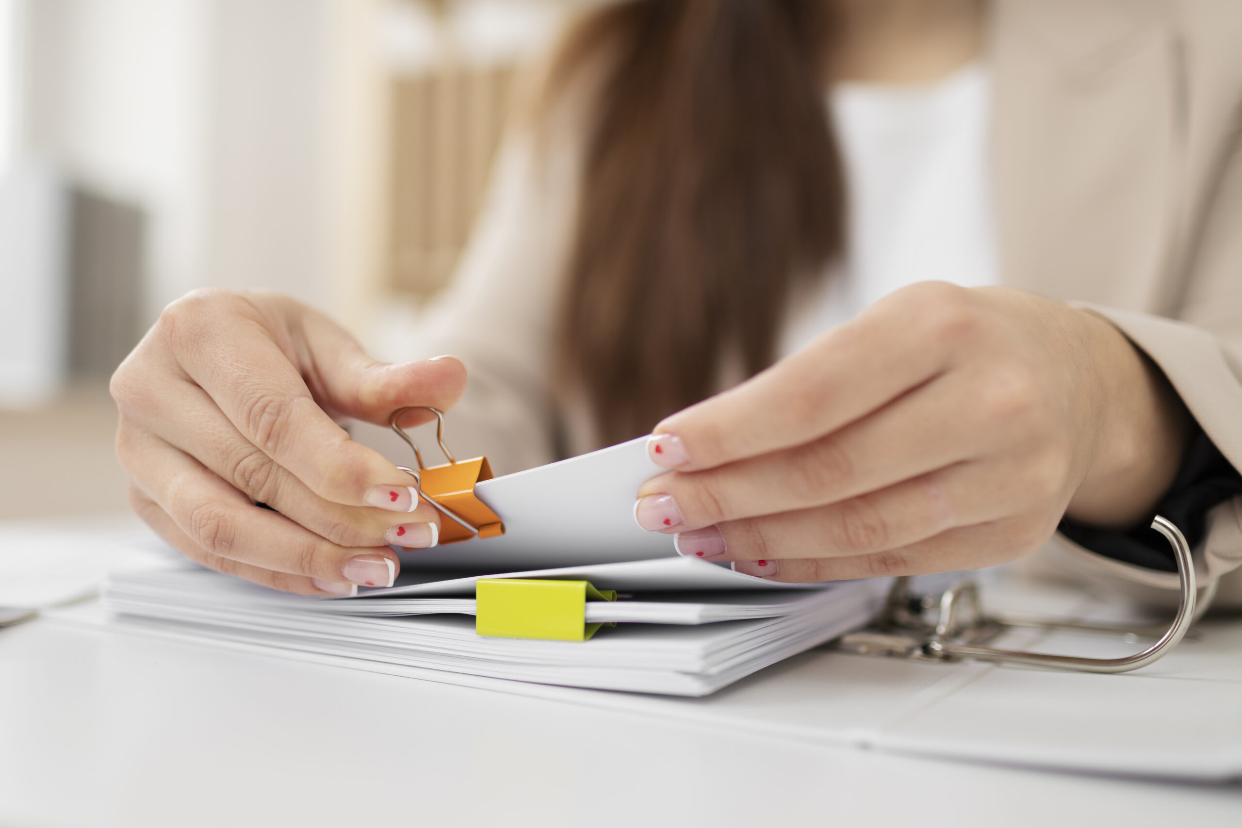 Mujer revisando un listado de candidatos generado por una herramienta de inteligencia artificial